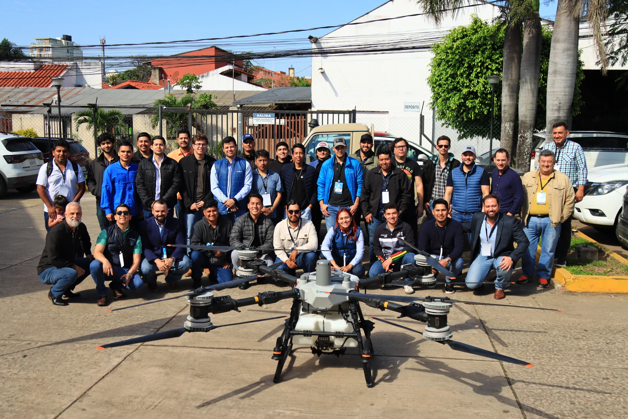 Pilotos en formación práctica con controles DJI RC en el aula de CERTERO Academy